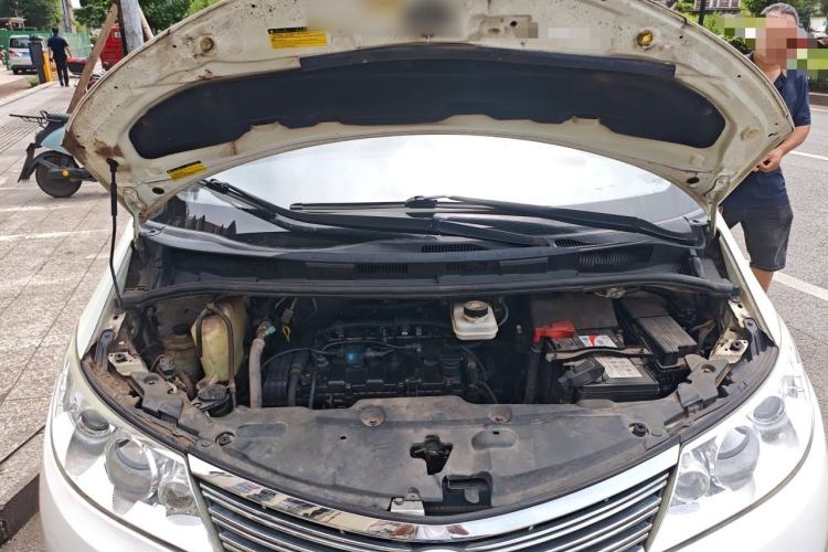 Used BYD M6 2013 2.0L Manual Comfort Edition Engine Bay