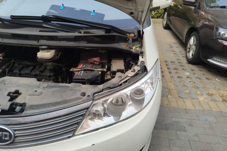 Used BYD M6 2013 2.0L Manual Comfort Edition Engine Bay Left