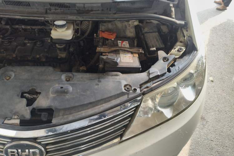 Used BYD M6 2013 2.0L Manual Comfort Edition Engine Bay Left