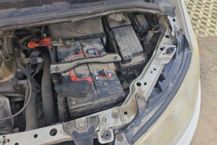 Used BYD M6 2013 2.4L Automatic Luxury Model Engine Bay Left