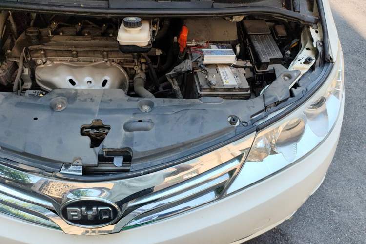Used BYD M6 2013 2.4L Manual Luxury Model Engine Bay Left
