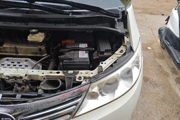 Used BYD M6 2013 2.4L Automatic Luxury Model Engine Bay Left