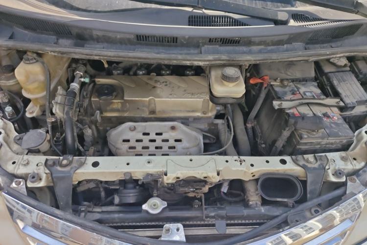 Used BYD M6 2013 2.4L Automatic Luxury Model Engine Bay