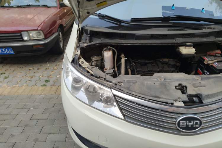 Used BYD M6 2013 2.0L Manual Comfort Edition Engine Bay Right