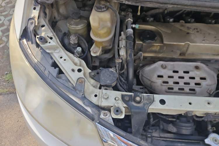 Used BYD M6 2013 2.4L Automatic Luxury Model Engine Bay Right