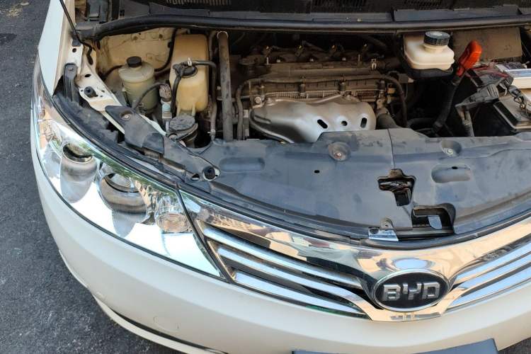 Used BYD M6 2013 2.4L Manual Luxury Model Engine Bay Right