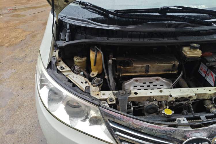 Used BYD M6 2013 2.4L Automatic Luxury Model Engine Bay Right