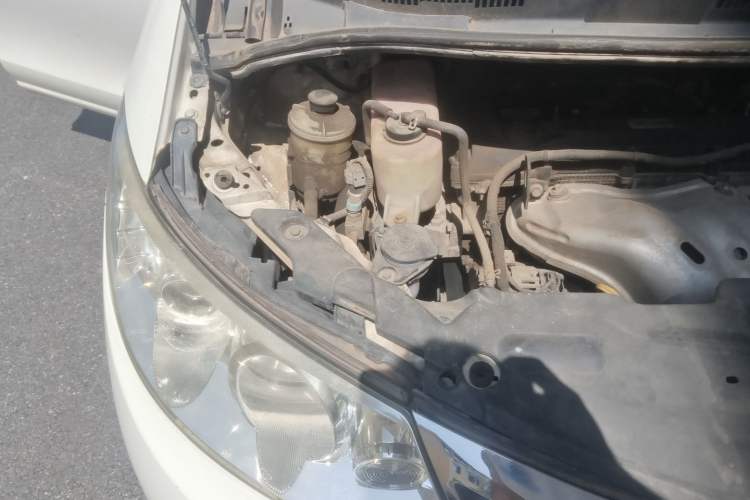 Used BYD M6 2013 2.4L Manual Luxury Model Engine Bay Right