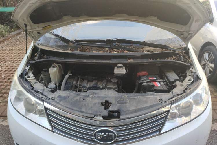 Used BYD M6 2013 2.0L Manual Comfort Edition Engine Bay