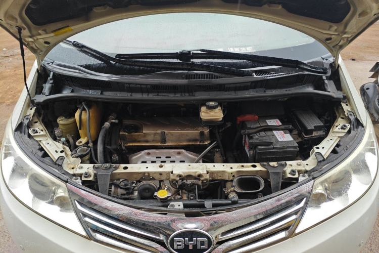 Used BYD M6 2013 2.4L Automatic Luxury Model Engine Bay