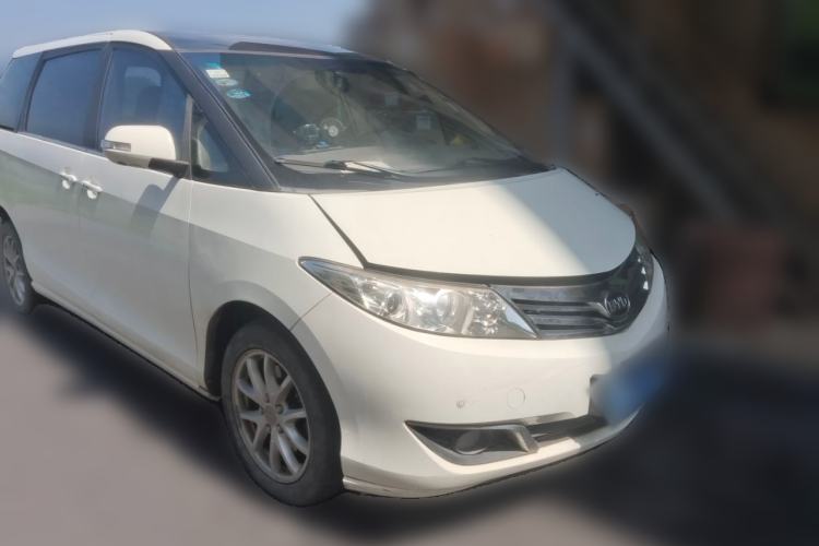 Used BYD M6 2013 2.4L Manual Luxury Model Front Right 45 Deg