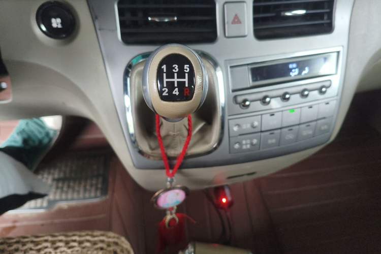 Used BYD M6 2013 2.0L Manual Comfort Edition Gear Lever