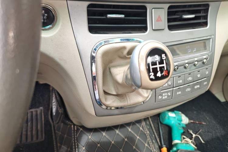 Used BYD M6 2013 2.0L Manual Comfort Edition Gear Lever