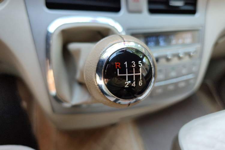 Used BYD M6 2013 2.4L Manual Luxury Model Gear Lever