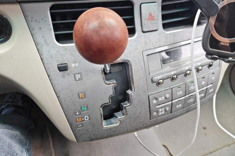Used BYD M6 2013 2.4L Automatic Luxury Model Gear Lever