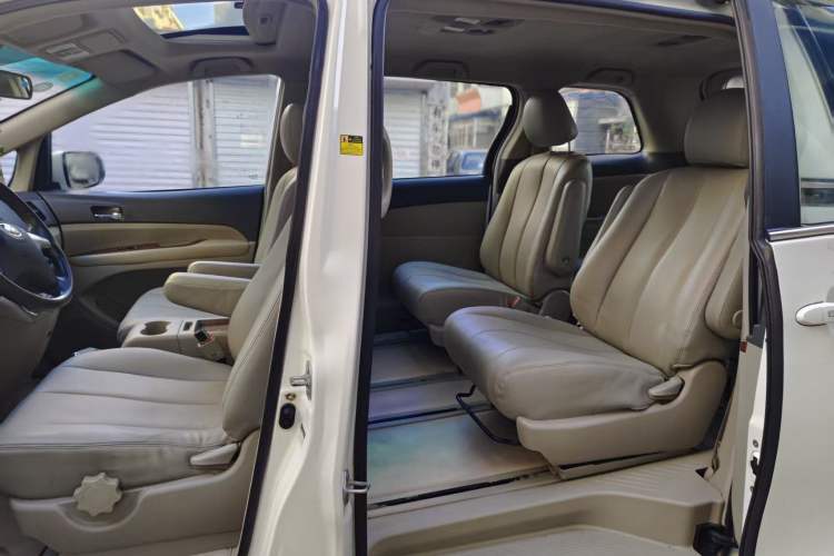 Used BYD M6 2013 2.0L Manual Comfort Edition Interior 1