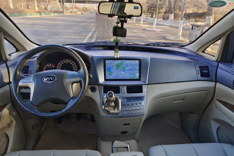 Used BYD M6 2013 2.0L Manual Comfort Edition Interior 2