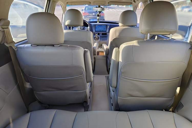 Used BYD M6 2013 2.0L Manual Comfort Edition Interior 3