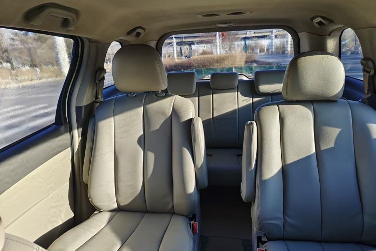 Used BYD M6 2013 2.0L Manual Comfort Edition Interior 4