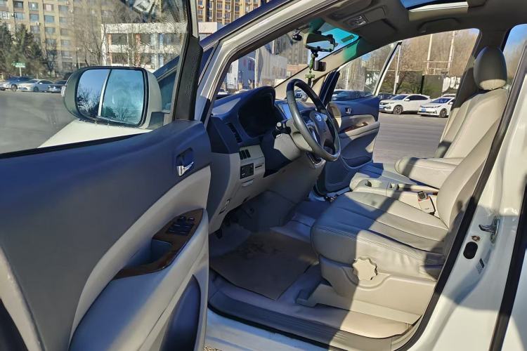 Used BYD M6 2013 2.0L Manual Comfort Edition Interior 5
