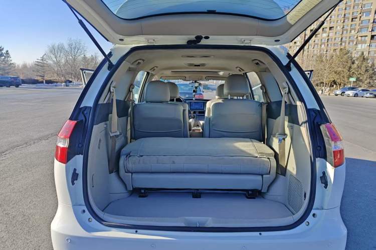 Used BYD M6 2013 2.0L Manual Comfort Edition Interior 6