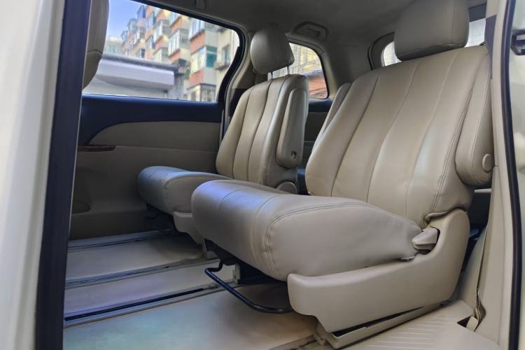 Used BYD M6 2013 2.0L Manual Comfort Edition Interior 7