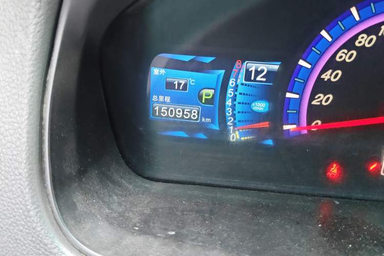 Used BYD M6 2013 2.4L Automatic Luxury Model Odometer Close Up