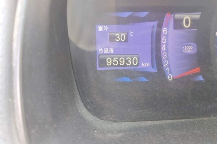Used BYD M6 2013 2.4L Manual Luxury Model Odometer Close Up