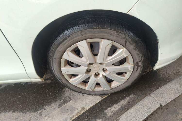 Used BYD M6 2013 2.0L Manual Comfort Edition Right Front Wheel Hub