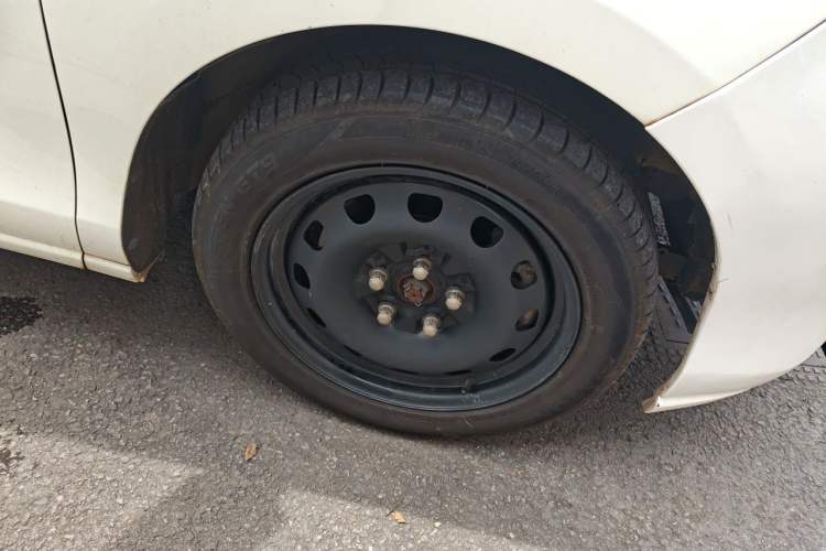 Used BYD M6 2013 2.0L Manual Comfort Edition Right Front Wheel Hub