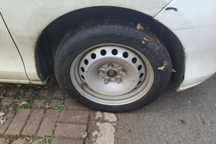 Used BYD M6 2013 2.0L Manual Comfort Edition Right Front Wheel Hub