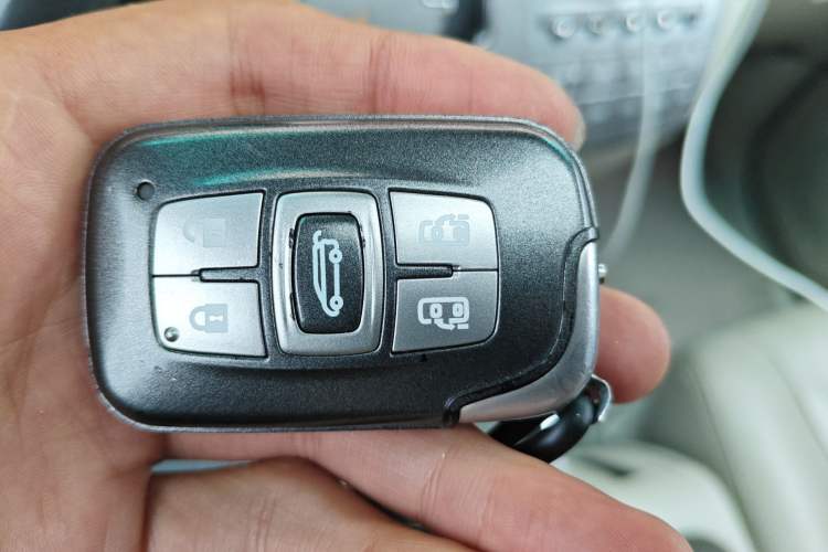 Used BYD M6 2013 2.4L Automatic Luxury Model Vehicle Key