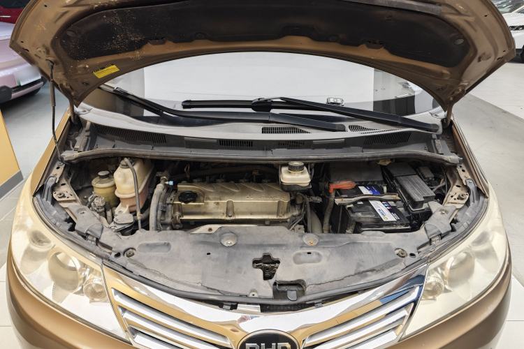 Used BYD M6 2013 2.4L Automatic Luxury Model Engine Bay