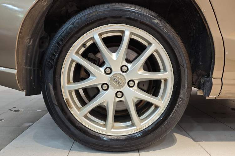 Used BYD M6 2013 2.4L Automatic Luxury Model Exterior 11