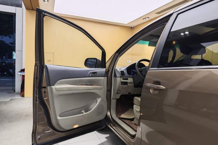 Used BYD M6 2013 2.4L Automatic Luxury Model Exterior 5