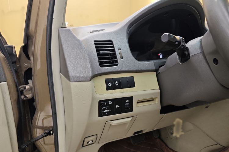Used BYD M6 2013 2.4L Automatic Luxury Model Interior 1