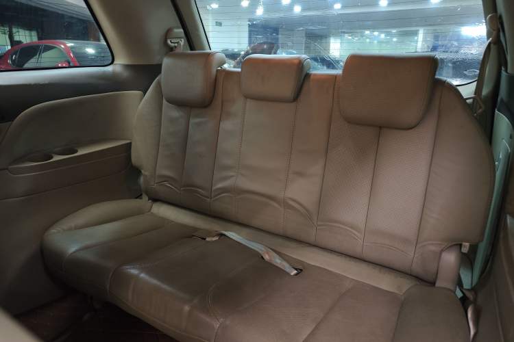 Used BYD M6 2013 2.4L Automatic Luxury Model Interior 10