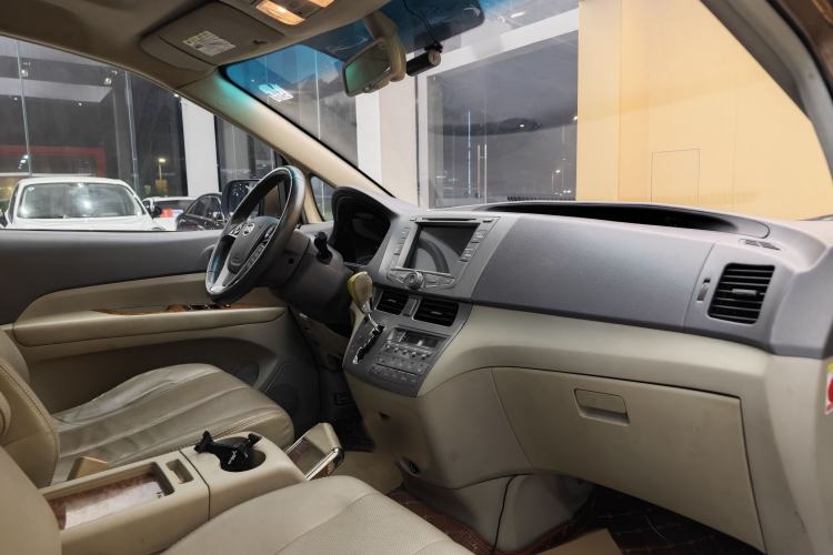 Used BYD M6 2013 2.4L Automatic Luxury Model Interior 12