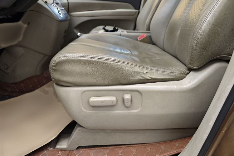 Used BYD M6 2013 2.4L Automatic Luxury Model Interior 2