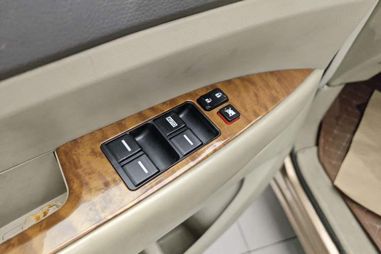 Used BYD M6 2013 2.4L Automatic Luxury Model Interior 3