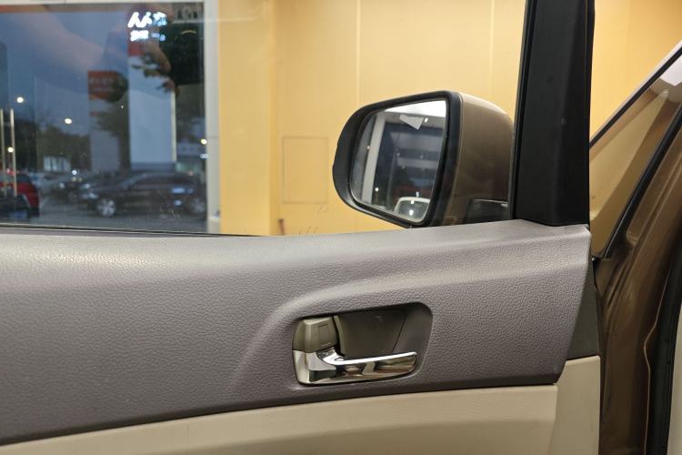 Used BYD M6 2013 2.4L Automatic Luxury Model Interior 4