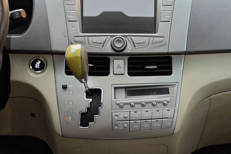 Used BYD M6 2013 2.4L Automatic Luxury Model Interior 7