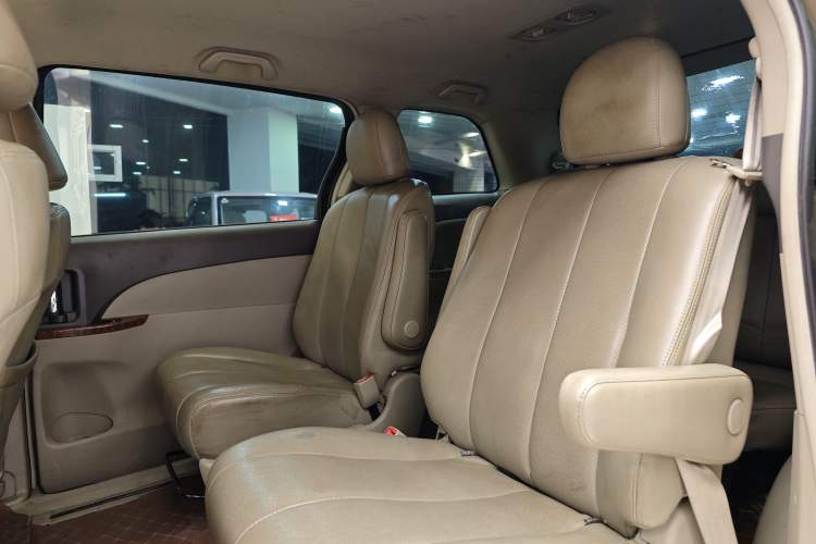 Used BYD M6 2013 2.4L Automatic Luxury Model Interior 8