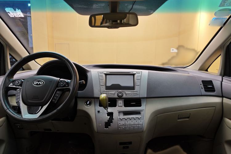 Used BYD M6 2013 2.4L Automatic Luxury Model Interior 9