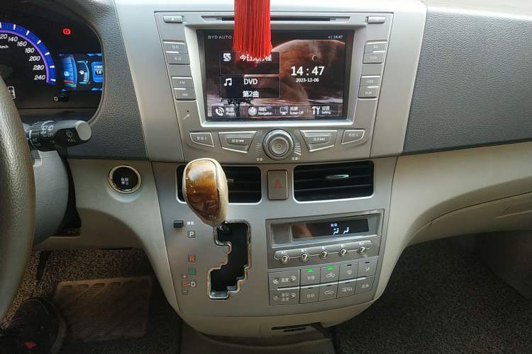 Used BYD M6 2015 2.4L Automatic Prestige Edition Audio And AC Panel
