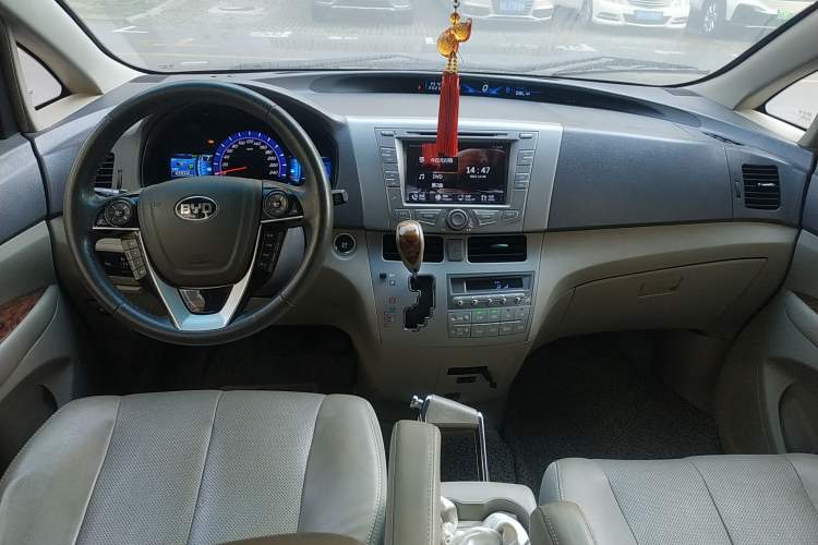 Used BYD M6 2015 2.4L Automatic Prestige Edition Center Console