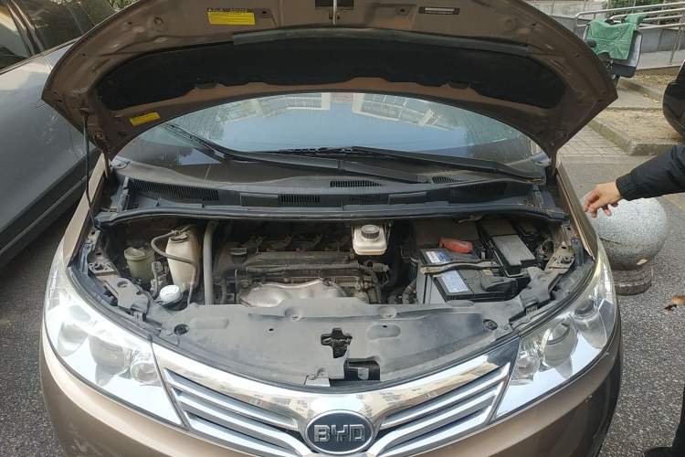 Used BYD M6 2015 2.4L Automatic Prestige Edition Engine Bay