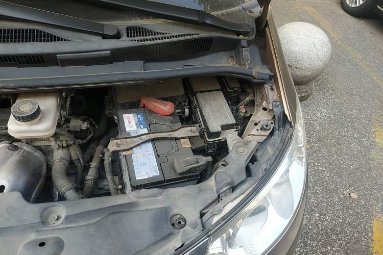 Used BYD M6 2015 2.4L Automatic Prestige Edition Engine Bay Left