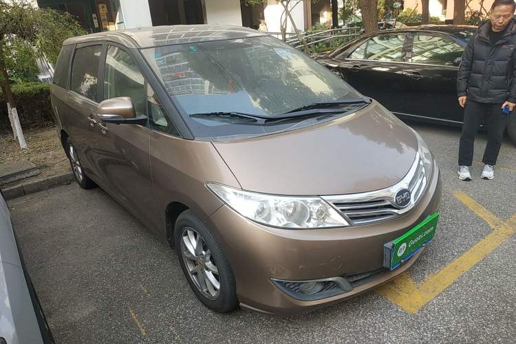 Used BYD M6 2015 2.4L Automatic Prestige Edition Front Right 45 Deg