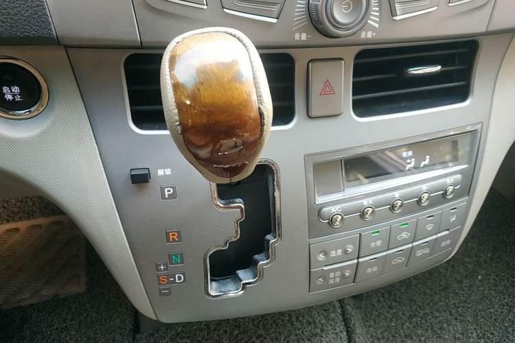Used BYD M6 2015 2.4L Automatic Prestige Edition Gear Lever